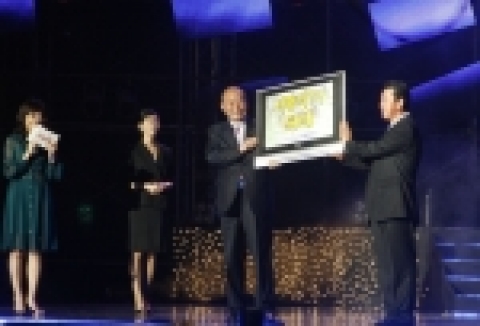 9월19일 광주 염주체육관에서 삼성 광주전자 이상용 대표이사(사진 오른쪽)가 박광태 광주 시장에게 '사랑의 TV'를 기증하고 있다.