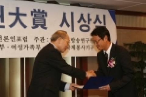20일 오전 한국 프레스센터 매화홀에서 열린 ‘2006 한국사회공헌대상’ 시상식에서 싸이월드 사업본부장 이승훈 상무가 민간인기업부문 특별상을 수상하고 있다. 