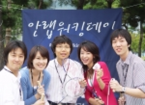 여의도공원에서 가벼운 운동을 즐기고 있는 안철수연구소 직원들.