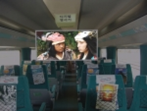 시속 300km로 달리는 KTX에서 영화를 감상하는 세계 최초의 열차개봉관 시대가 열린다.