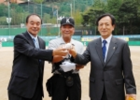 아시아나항공 강주안 사장이 20일(수) 한국리틀야구연맹 주최 「제 1회 아시아나항공배 전국 리틀 야구대회」개회식에 참석했다. 오른쪽 첫번째는 강주안 아시아나항공 사장, 왼쪽 첫번째