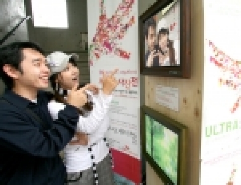 서울국제사진페스티벌(SIPF)에 참가한 SK텔레콤 디지털액자 서비스 ‘러뷰(LOView)’가 독특한 방식의 사진 전시로 현장을 방문한 관람객들로부터 좋은 반응을 얻고 있다.