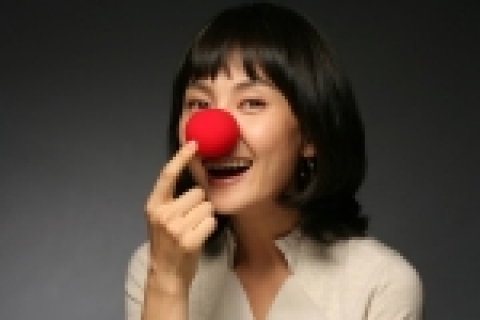 나눔의 ‘빨간 코’를 달고 나눔의 날 공익광고에 출연한 채시라 홍보대사