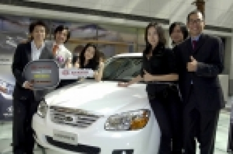 기아자동차는 최근 양재동 사옥에서 연예인 레이싱팀 R-STARS(대표 : 이세창)와 후원 조인식을 개최하고, 쎄라토 1대와 프라이드 2대 등의 차량을 지원했다. 기아차는 R-STA