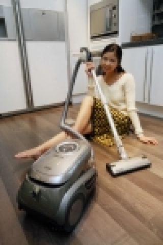 삼성전자는 21일 TV 시청이나 전화 통화에 지장이 없을 정도의 '감성소음'(Sound Quality)을 갖춘 세계 최저소음 백리스(Bagless) 타입 진공청소