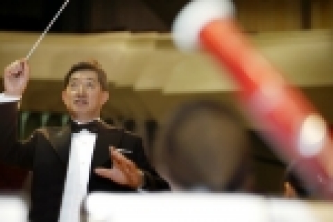 KTF 조영주 사장이 21일 용평 리조트에서 열린 ‘KTF 창사 10주년 전진대회’ 중 오케스트라를 지휘하는 모습