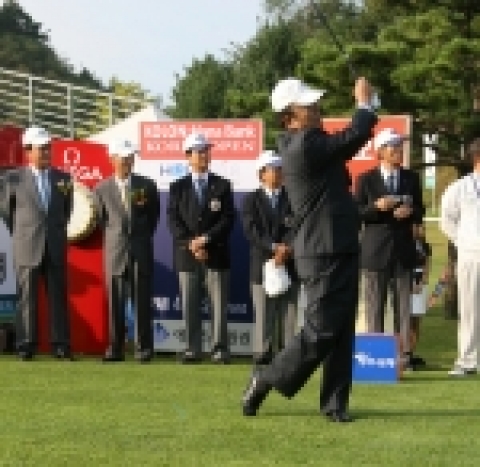 윤교중 하나금융지주 사장이 시타하고 있는 모습임