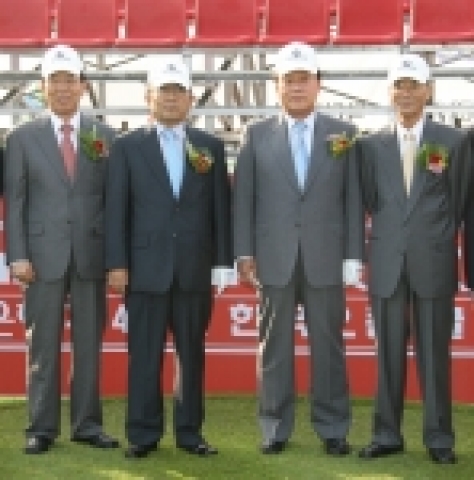 왼쪽에서 2번째부터  윤교중 하나금융지주사장, 성무용 천안시장, 이동찬 코오롱명예회장