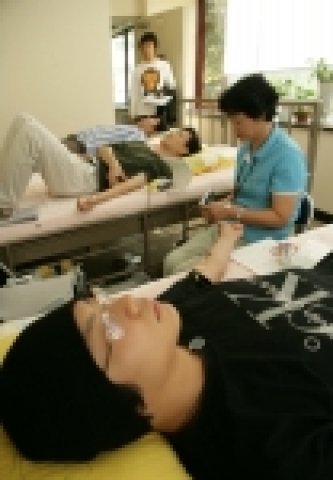 포스텍 교직원, 학생들이 봉사활동의 일환으로 헌혈에 적극 참여하고 있다