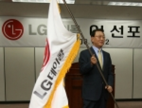 박종응 LG데이콤 사장이 22일 서울 강남 소재 본사에서 열린 LG데이콤 신사명선포식에서 신사기(社旗)기인 LG데이콤 사기를 흔들고 있다.