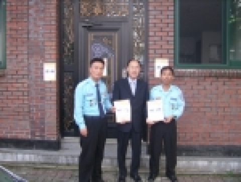 최 준철모범운전자회장에게 전단지를 전수하는 장면
