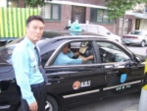모범운전자 차량에 홍보물을 부착장면