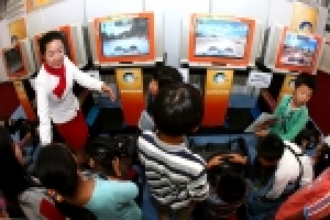 관람객들이 PS2 레이싱 게임 '그란투리스모 4'를 시연하고 있다