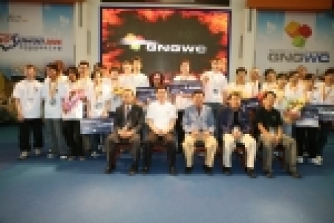 GNGWC2006는 23일 최종 결승전을 가지고 건바운드. 샷온라인, 실크로드 온라인 3종의 우승자를 결정했다.(최종결승전 수상자들과 사진 가운데 왼쪽부터 김진호 소프트닉스 대표,
