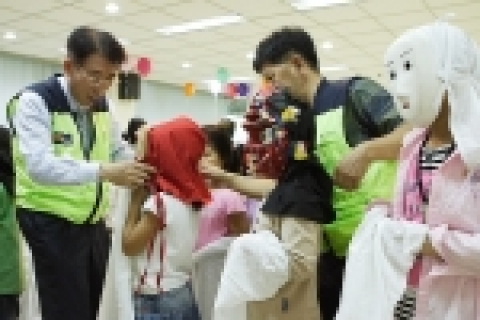 KT‘사랑의 봉사단’은 지난 23일 민족 최대의 명절인 한가위를 앞두고 ‘안양부흥사회복지관’에 떡과 학용품을 전달하고, ‘방과후 교실’ 어린이 30명과 취발이와 말뚝이 탈을 쓰고 