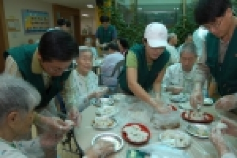 부산은행 지역봉사단은 9월23일 토요일 노인건강센터등 사회복지시설을 찾아 봉사활동을 실시했다.