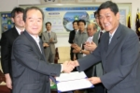 한국학술진흥재단 허상만 이사장과 안성중학교 박명재 교장이 교육봉사 협약 체결후 악수를 하고 있다.