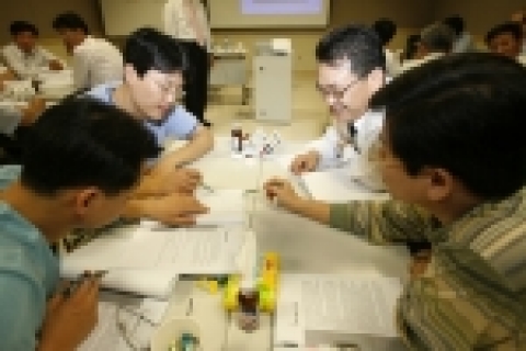 한국소방안전협회 직원들이 변화추진리더과정 중 토론과제를 수행하고 있다.