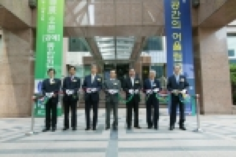 ‘한국공예사랑-문화공간의 어울림展’ 참석 내빈들이 개막식 테이프커팅을 하고 있다.
(사진은 왼쪽부터) 김현태 한국공예문화진흥원 전시회 준비위원장, 이규장 한국의학연구소 회장, 