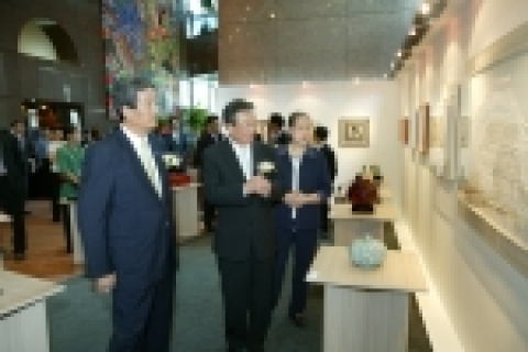 ‘한국공예사랑-문화공간의 어울림展’ 개막식을 마치고 굿모닝신한증권 이동걸 사장(왼쪽)과 한국복지재단 최불암 후원회장이 전시회를 관람하고 있다.