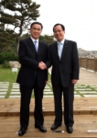 지난 9월 부산에서 SK텔레콤과 차이나유니콤 양사간 전략적 제휴 관련워크샵을 진행했다. 사진은 이 워크샵에 참가한 중국 차이나유니콤社 챵샤오삥(左)회장과 SK텔레콤 김신배 사장(右