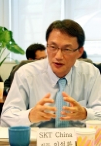 SK텔레콤과 차이나유니콤은 전략적 제휴 이후 첫 가시화된 성과로서 단말기를 공동 소싱(Sourcing)하기로 했다. 이와 관련 SKT차이나의 이석환 동사장이 단말기 공동소싱(Sou