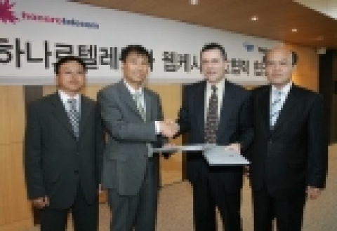 하나로텔레콤 D.A 고메즈 사업총괄부사장(오른쪽에서 두번째)과 석창규 웹케시 사장(왼쪽에서 두번째)이 26일 오전 성공적인 T-뱅킹 사업 추진을 위해 사업협력 양해각서에 서명 후 