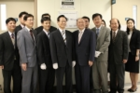 사진 왼쪽부터 박인석(선문대 IT교육원 계장), 허태회(선문대 대외협력처장), 이경오(선문대 IT교육원장),김봉태(선문대 총장), 정영삼(YBM시사닷컴 대표이사), 송병호(YBM 