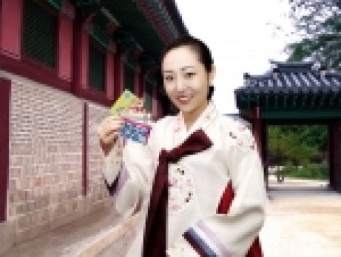 현대카드가 민족의 명절 한가위를 맞아 ‘전통’, ‘축하/감사’, ‘선물상자’ 등 새로운 디자인의 기프트카드를 선보인다. 신용카드 가맹점에서 쓸 수 있는 무기명 선불카드로, 현대카드