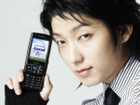 삼성전자가 슬림 슬라이드 디자인에 PDA, 인터넷 접속, 지상파 DMB  등 첨단 기능을 두루 담은 하이브리드형의 신개념 '애니콜 Fx폰'을 출시한다. 삼성전자가