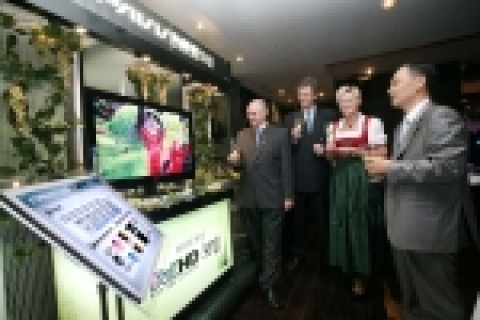 지난 9월 26일 모젤 런칭 파티 참석자들이 모젤 와인을 마시며 풀HD LCD TV '모젤'의 화질을 감상하고 있다.

삼성전자 이승일 전무(사진 맨 오른쪽)