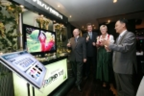 지난 9월 26일 모젤 런칭 파티 참석자들이 모젤 와인을 마시며 풀HD LCD TV '모젤'의 화질을 감상하고 있다.

삼성전자 이승일 전무(사진 맨 오른쪽)