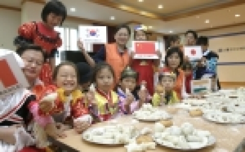 대한생명 사회공헌단체인 사랑모아 봉사단이 27일(수) 추석을 앞두고 ‘SOS어린이 마을’(양천구 신월동 소재)을 찾아 ‘옷 입고, 맛 보기! 세계의 명절문화 체험하기’ 행사를 가졌