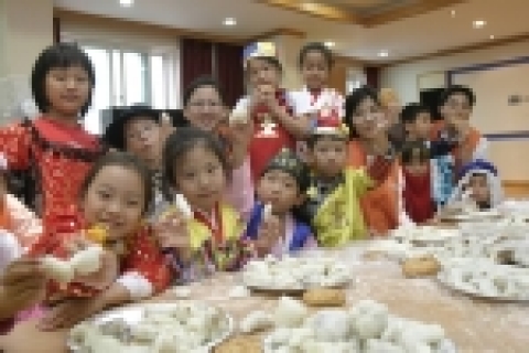 대한생명 사회공헌단체인 사랑모아 봉사단이 27일(수) 추석을 앞두고 ‘SOS어린이 마을’(양천구 신월동 소재)을 찾아 ‘옷 입고, 맛 보기! 세계의 명절문화 체험하기’ 행사를 가졌