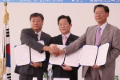 맨 왼쪽이 충남테크노파크 충남 디스플레이센터 김준회 센터장
중간 충청남도청 경제통상국 과학산업과 양창엽 과장
맨 오른쪽이 삼성전자 LCD 총괄 홍기수 환경/인프라팀장