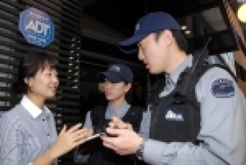 ADT 캡스의 순찰대원이 추석맞이 ‘특별순찰기간’을 맞아 자사 고객을 방문, 연휴기간 범죄 예방을 위한 상담을 하고 있다.