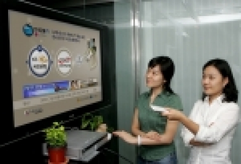 서울 동대문구에 거주하는 박혜경씨(26세)와 김미선(27세)씨가 KB국민은행 TV뱅킹 서비스를 통해 자금이체 서비스를 이용하고 있다. 