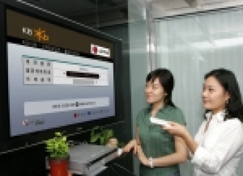 서울 동대문구에 거주하는 박혜경씨(26세)와 김미선(27세)씨가 KB국민은행 TV뱅킹 서비스를 통해 자금이체 서비스를 이용하고 있다. 