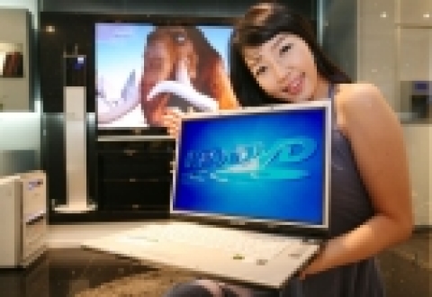 삼성전자가 차세대 광학 드라이브인 HD-DVD를 내장한 17인치 와이드 노트북(모델명:센스 M55 HD-DVD)을 개발 완료해 10월 중순에 출시한다고 밝혔다.