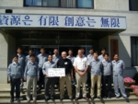 현대중공업이 미 해군연구소와 기술교류를 갖고, 선박의 건조공정을 획기적으로 개선할 도료를 공동 개발하고 있다. 사진은 도료 샘플 테스트 후 찍은 기념사진.