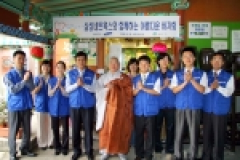 28일 아름다운 가게 봉은사 점에서 열린 사랑의 바자회에 삼성네트웍스 이재형 전무(왼쪽에서 4번째)와 조석준 상무(오른쪽 끝), 봉은사 원혜 주지스님(왼쪽에서 5번째), 삼성네트웍