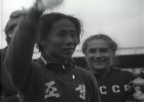1964년 도쿄에서 父女 상봉으로 우리에게 친숙한 신금단 선수가 1962년 모스크바 국제대회(육상400m)에서 자신의 세계신기록을 갱신하는 경기 장면