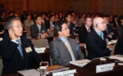 KB국민은행(www.kbstar.com/은행장 강정원)은 9월 28일 서울 신라호텔 영빈관에서 110여명의 다국적기업 CEO와 CFO를 초청하여 세미나를 개최하였다.