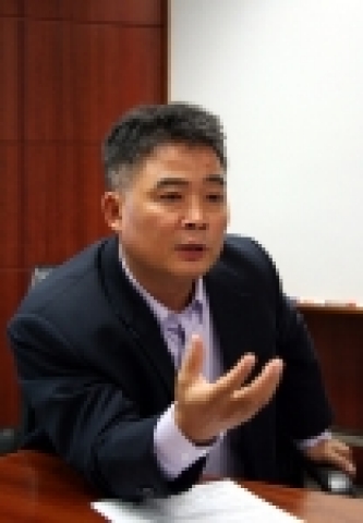 베트남 SLD텔레콤 김성봉 사장이 가입자 1백만 돌파 관련 설명을 하고 있다.