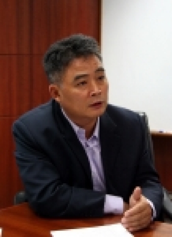 베트남 SLD텔레콤 김성봉 사장이 가입자 1백만 돌파 관련 설명을 하고 있다.