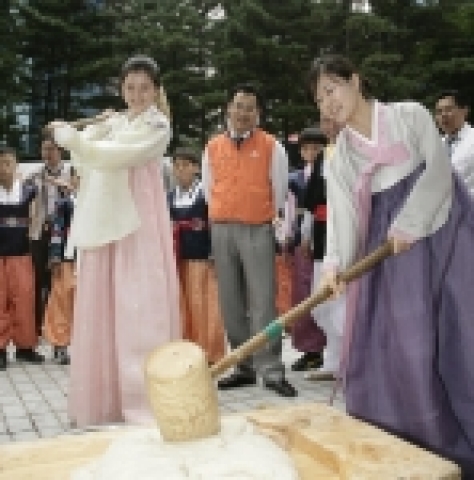 28일 장교동 한화빌딩 사옥 뒤 파리공원에서 열린 한가위 큰잔치 행사에 참여한 한화그룹 신입사원들이 전통 떡메를 치면서 즐거워하고 있다.