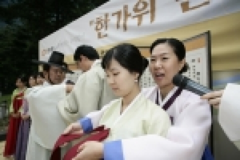 28일 장교동 한화빌딩 사옥 뒤 파리공원에서 열린 한가위 큰잔치 행사에 참여한 (주)한화 남영선 대표이사(오른쪽 네번째)와 한화그룹 신입사원들이 전통한복 입는 법을 배우고 있다. 