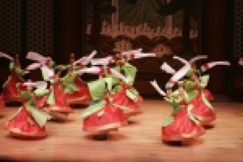 리틀엔젤스예술단의 화관무 공연
