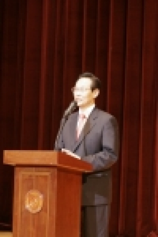 참석자들에게 환영사를 하는 김봉태 총장