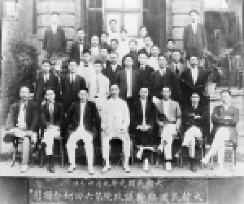 제6회 임시의정원 회의 기념(1919.9.17) : 두 번째 줄 왼쪽에서 두 번째가 김철선생이다